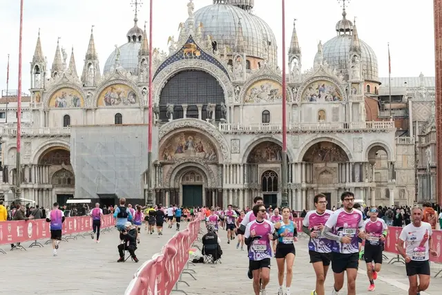 Wizz Air Venicemarathon logo