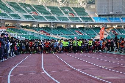 K-MIX 42.195km Relay Marathon presented by KOYAMA, 14th edition at Ecopa Stadium (クルマ、買います KOYAMA presents 第14回 K-MIX 42.195kmリレーマラソン in エコパスタジアム) Logo