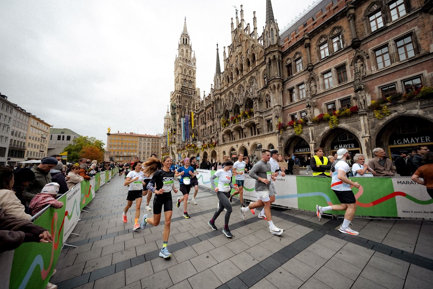 Marathon München by Brooks Logo